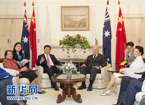 11月17日，中國國家主席習近平在堪培拉會見澳大利亞總督科斯格羅夫。會見前，科斯格羅夫在總督府草坪為習近平舉行隆重歡迎儀式。習近平和夫人彭麗媛抵達時，受到科斯格羅夫總督夫婦熱情迎接。新華社記者黃敬文 攝 