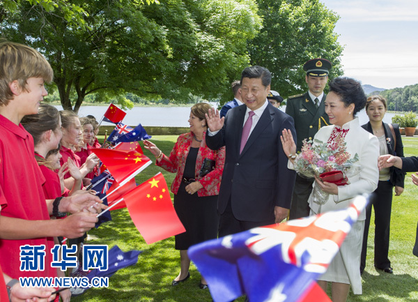11月17日，中國國家主席習近平在堪培拉會見澳大利亞總督科斯格羅夫。會見前，科斯格羅夫在總督府草坪為習近平舉行隆重歡迎儀式。習近平和夫人彭麗媛抵達時，受到科斯格羅夫總督夫婦熱情迎接。新華社記者謝環(huán)馳 攝 