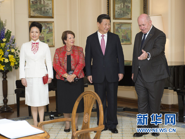 11月17日，中國國家主席習近平在堪培拉會見澳大利亞總督科斯格羅夫。會見前，科斯格羅夫在總督府草坪為習近平舉行隆重歡迎儀式。習近平和夫人彭麗媛抵達時，受到科斯格羅夫總督夫婦熱情迎接。新華社記者黃敬文 攝 