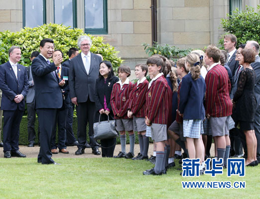 11月18日，國家主席習(xí)近平在澳大利亞塔斯馬尼亞州與朗塞斯頓市斯科奇－歐克伯恩小學(xué)的小學(xué)生共同植樹。新華社記者 姚大偉 攝