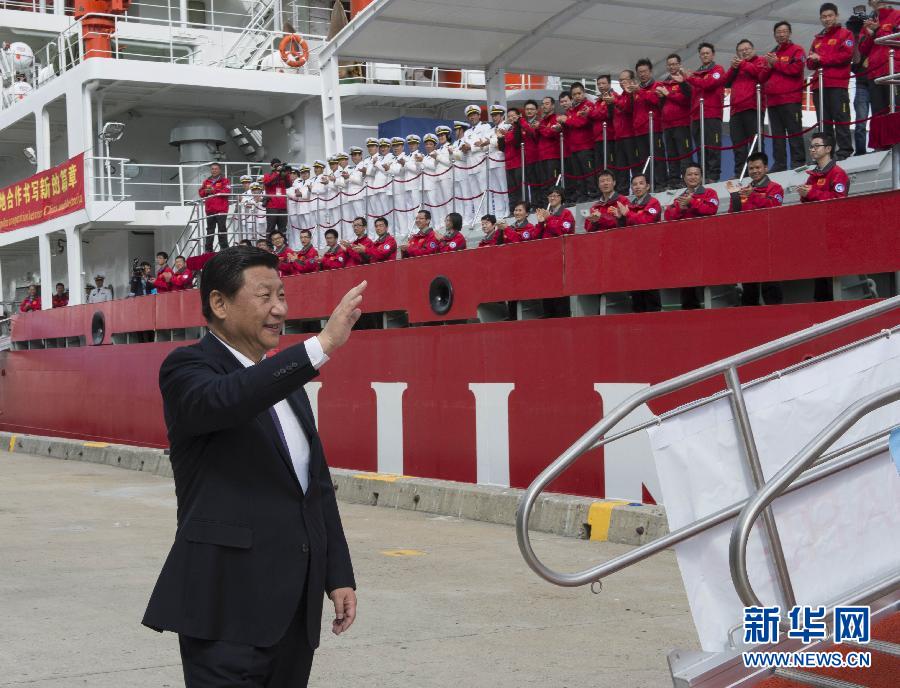 11月18日，正在澳大利亞塔斯馬尼亞州首府霍巴特訪問的中國國家主席習(xí)近平在澳大利亞總理阿博特陪同下參觀南極科考項(xiàng)目并慰問兩國科考人員。這是習(xí)近平在霍巴特港看望正在這里補(bǔ)給的&ldquo;雪龍&rdquo;號全體科考人員。新華社記者李學(xué)仁攝 