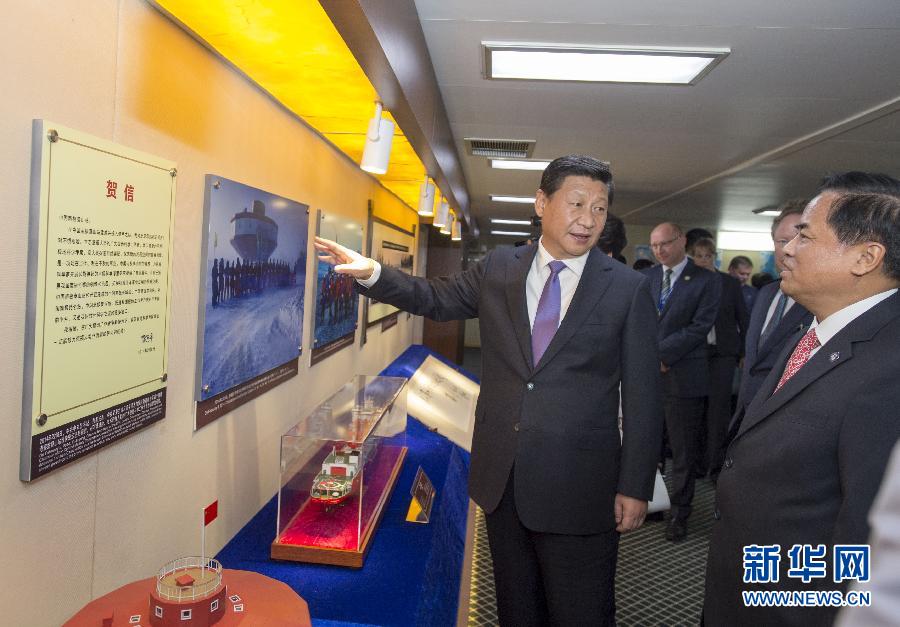 這是習(xí)近平參觀中國極地考察30周年圖片展。新華社記者李學(xué)仁攝 