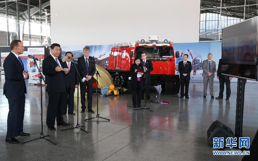 這是習(xí)近平和阿博特通過視頻連線同中澳南極科考站工作人員通話。新華社記者 姚大偉 攝 