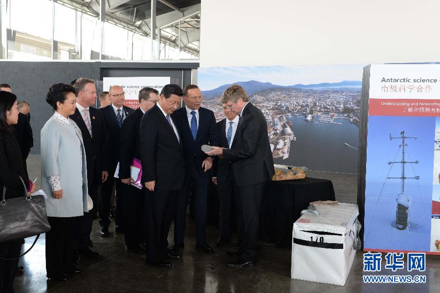 這是習(xí)近平和阿博特觀看采集的冰樣。新華社記者 馬占成 攝 
