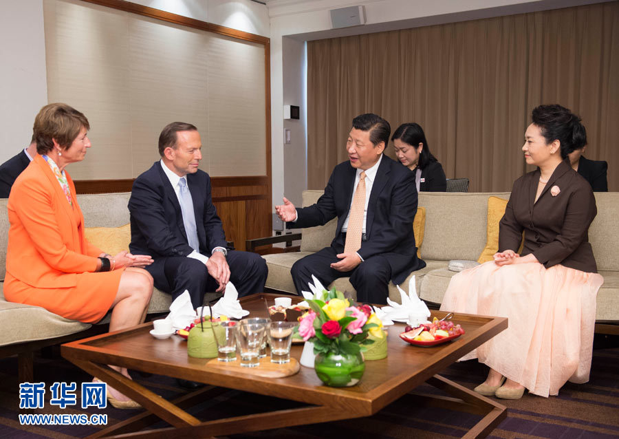 11月19日，國家主席習近平結(jié)束對澳大利亞的國事訪問。離開悉尼前，澳大利亞總理阿博特夫婦專門到習近平下榻飯店同習近平和夫人彭麗媛親切話別。新華社記者 黃敬文 攝