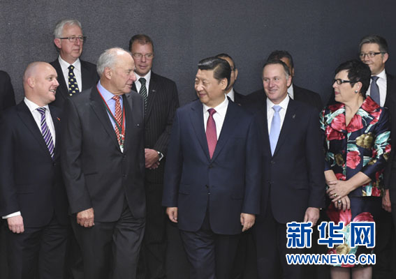 11月21日，中國國家主席習(xí)近平在奧克蘭和新西蘭總理約翰&middot;基共同出席中國－新西蘭市長論壇啟動儀式，并在啟動儀式后會見&ldquo;新中關(guān)系促進(jìn)委員會&rdquo;主要成員。新華社記者馬占成攝