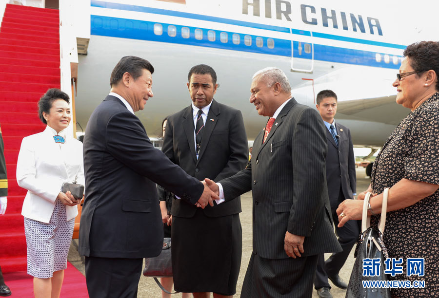 11月21日，國家主席習(xí)近平抵達(dá)楠迪，開始對(duì)斐濟(jì)進(jìn)行國事訪問并將同太平洋建交島國領(lǐng)導(dǎo)人舉行會(huì)晤。斐濟(jì)總理姆拜尼馬拉馬夫婦在舷梯旁迎接習(xí)近平和夫人彭麗媛。新華社記者李學(xué)仁攝 