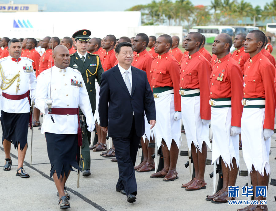11月21日，國家主席習(xí)近平抵達(dá)楠迪，開始對(duì)斐濟(jì)進(jìn)行國事訪問并將同太平洋建交島國領(lǐng)導(dǎo)人舉行會(huì)晤。這是習(xí)近平主席在機(jī)場(chǎng)出席斐濟(jì)總理姆拜尼馬拉馬舉行的隆重歡迎儀式。 新華社記者馬占成攝 