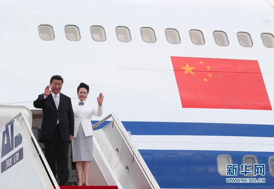 11月21日，國家主席習(xí)近平抵達(dá)楠迪，開始對(duì)斐濟(jì)進(jìn)行國事訪問并將同太平洋建交島國領(lǐng)導(dǎo)人舉行會(huì)晤。 這是習(xí)近平和夫人彭麗媛步出機(jī)艙。新華社記者丁林?jǐn)z 