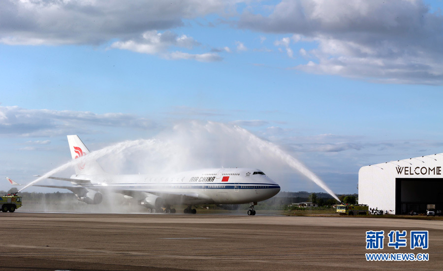  11月21日，國家主席習(xí)近平抵達(dá)楠迪，開始對(duì)斐濟(jì)進(jìn)行國事訪問并將同太平洋建交島國領(lǐng)導(dǎo)人舉行會(huì)晤。圖為習(xí)近平乘坐的專機(jī)在楠迪國際機(jī)場(chǎng)跑道上滑行穿過&ldquo;水門&rdquo;，這是當(dāng)?shù)亟o予最尊貴客人的禮遇，表達(dá)為客人&ldquo;洗塵&rdquo;。 新華社記者丁林?jǐn)z 