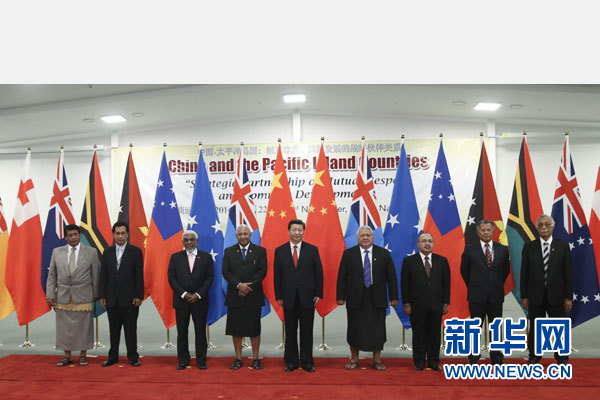 11月22日，國家主席習(xí)近平在楠迪同斐濟總理姆拜尼馬拉馬、密克羅尼西亞聯(lián)邦總統(tǒng)莫里、薩摩亞總理圖伊拉埃帕、巴布亞新幾內(nèi)亞總理奧尼爾、瓦努阿圖總理納圖曼、庫克群島總理普納、湯加首相圖伊瓦卡諾、紐?？偫硭忍窖髰u國領(lǐng)導(dǎo)人舉行集體會晤。姚大偉攝