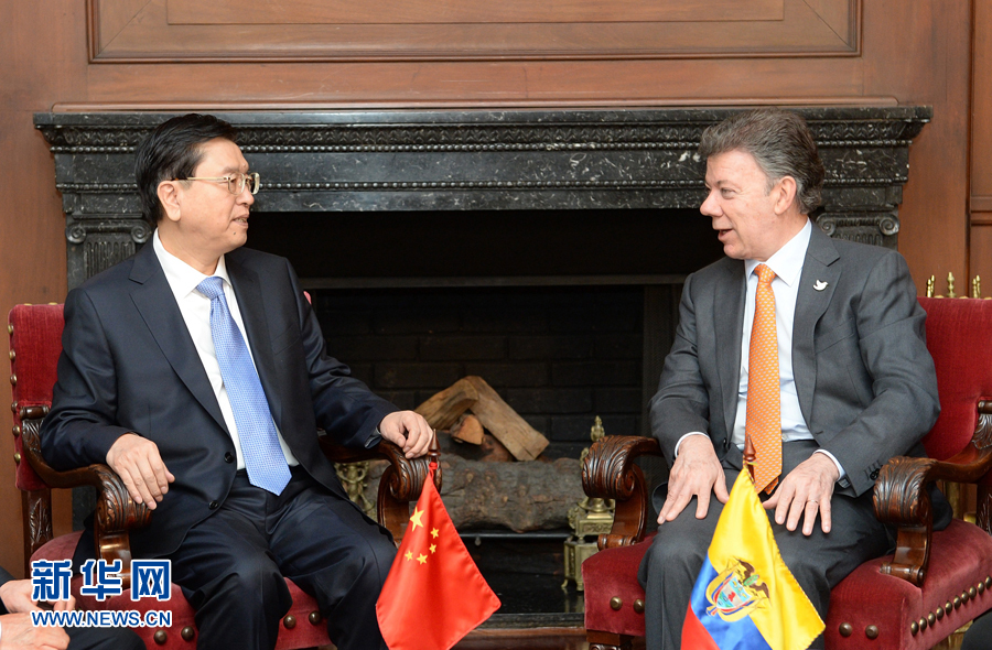 11月24日，正在哥倫比亞進(jìn)行正式友好訪問(wèn)的全國(guó)人大常委會(huì)委員長(zhǎng)張德江在波哥大會(huì)見(jiàn)哥倫比亞總統(tǒng)桑托斯。 新華社記者 劉建生 攝