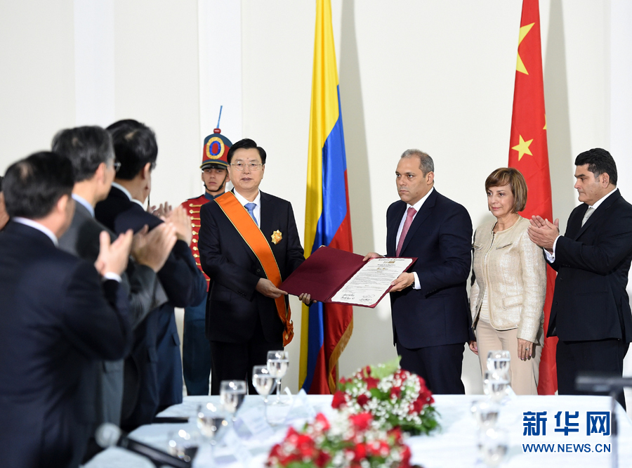 11月24日，正在哥倫比亞進(jìn)行正式友好訪問(wèn)的全國(guó)人大常委會(huì)委員長(zhǎng)張德江在波哥大與哥倫比亞國(guó)會(huì)主席兼參議長(zhǎng)納梅舉行會(huì)談。 新華社記者鞠鵬 攝