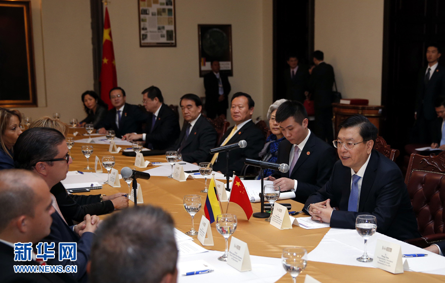 11月24日，正在哥倫比亞進(jìn)行正式友好訪問(wèn)的全國(guó)人大常委會(huì)委員長(zhǎng)張德江在波哥大與哥倫比亞眾議長(zhǎng)阿明舉行會(huì)談。 新華社記者 鞠鵬 攝 