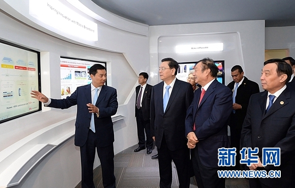 11月26日，正在墨西哥進行正式友好訪問的全國人大常委會委員長張德江在墨西哥城視察華為公司拉美北地區(qū)部。 新華社記者劉建生攝