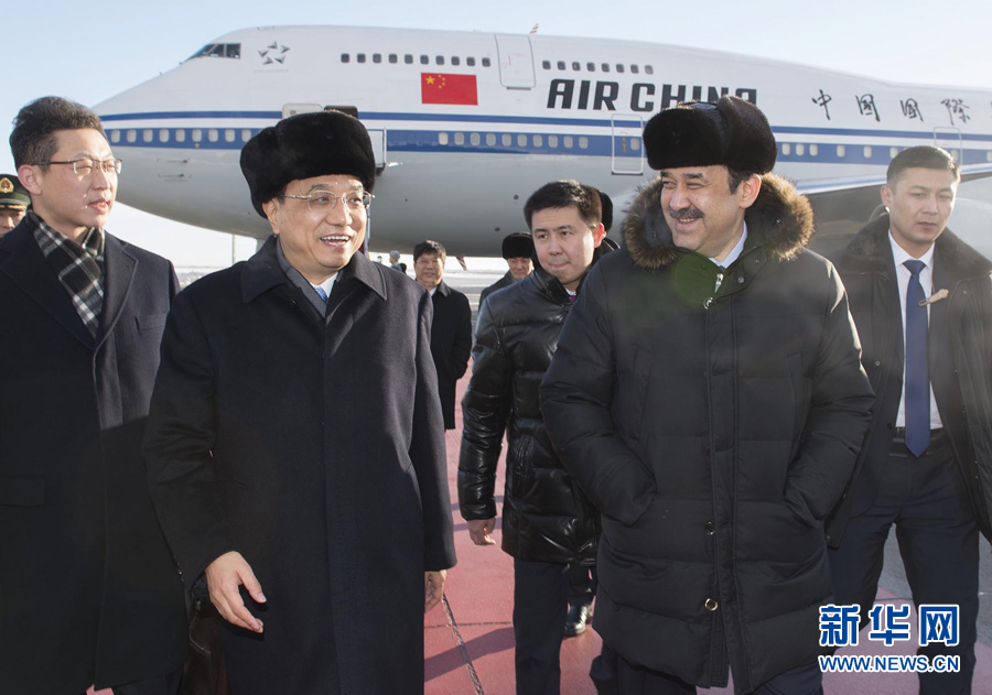  12月14日，應(yīng)哈薩克斯坦共和國(guó)總理馬西莫夫邀請(qǐng)，國(guó)務(wù)院總理李克強(qiáng)乘專機(jī)抵達(dá)阿斯塔納國(guó)際機(jī)場(chǎng)，開(kāi)始對(duì)哈薩克斯坦進(jìn)行正式訪問(wèn)，舉行中哈總理第二次定期會(huì)晤，并出席上海合作組織成員國(guó)政府首腦理事會(huì)第十三次會(huì)議。這是馬西莫夫到機(jī)場(chǎng)迎接李克強(qiáng)。新華社記者 黃敬文 攝 