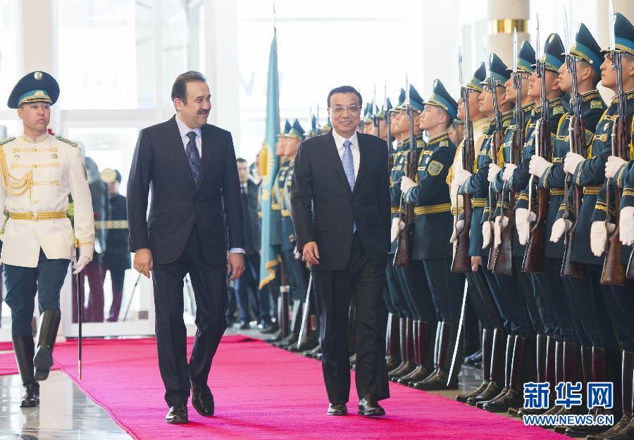 12月14日，應(yīng)哈薩克斯坦共和國(guó)總理馬西莫夫邀請(qǐng)，國(guó)務(wù)院總理李克強(qiáng)乘專機(jī)抵達(dá)阿斯塔納國(guó)際機(jī)場(chǎng)，開(kāi)始對(duì)哈薩克斯坦進(jìn)行正式訪問(wèn)，舉行中哈總理第二次定期會(huì)晤，并出席上海合作組織成員國(guó)政府首腦理事會(huì)第十三次會(huì)議。馬西莫夫到機(jī)場(chǎng)迎接李克強(qiáng)，并舉行隆重的歡迎儀式。新華社記者 黃敬文 攝