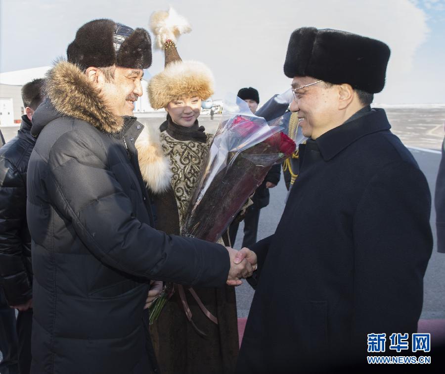 12月14日，應(yīng)哈薩克斯坦共和國(guó)總理馬西莫夫邀請(qǐng)，國(guó)務(wù)院總理李克強(qiáng)乘專機(jī)抵達(dá)阿斯塔納國(guó)際機(jī)場(chǎng)，開(kāi)始對(duì)哈薩克斯坦進(jìn)行正式訪問(wèn)，舉行中哈總理第二次定期會(huì)晤，并出席上海合作組織成員國(guó)政府首腦理事會(huì)第十三次會(huì)議。這是馬西莫夫到機(jī)場(chǎng)迎接李克強(qiáng)。新華社記者 黃敬文 攝