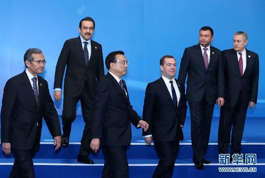 12月15日，中國國務(wù)院總理李克強在阿斯塔納出席上海合作組織成員國政府首腦理事會第十三次會議。這是與會領(lǐng)導(dǎo)人集體合影后走向會場。新華社記者 龐興雷 攝 