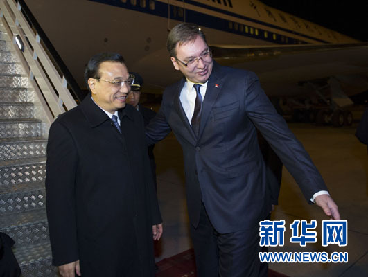 12月15日，國務(wù)院總理李克強抵達貝爾格萊德，出席中國－中東歐國家領(lǐng)導人會晤并正式訪問塞爾維亞，塞爾維亞總理武契奇到機場迎接。新華社記者 黃敬文 攝