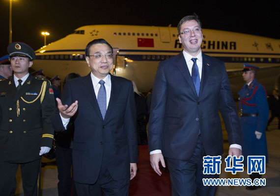 12月15日，國務(wù)院總理李克強抵達貝爾格萊德，出席中國－中東歐國家領(lǐng)導人會晤并正式訪問塞爾維亞，塞爾維亞總理武契奇到機場迎接。新華社記者 黃敬文 攝