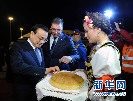 12月15日，國務(wù)院總理李克強抵達貝爾格萊德，出席中國－中東歐國家領(lǐng)導人會晤并正式訪問塞爾維亞，塞爾維亞總理武契奇到機場迎接。新華社記者 饒愛民 攝