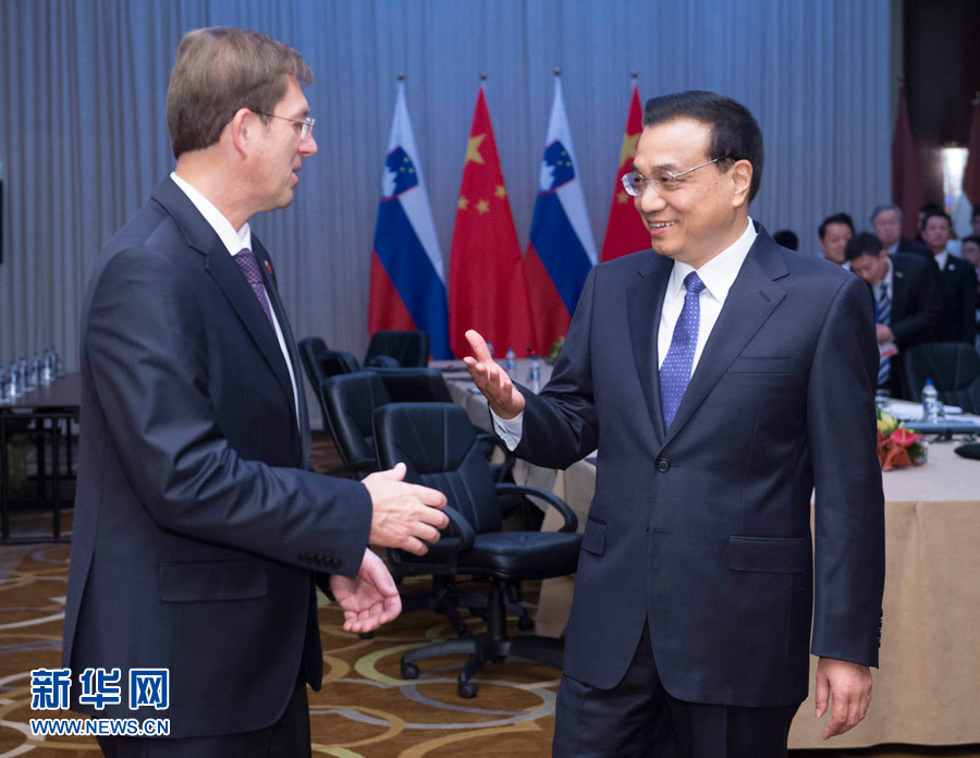 12月16日，中國國務(wù)院總理李克強在貝爾格萊德會見斯洛文尼亞總理采拉爾。 新華社記者黃敬文攝