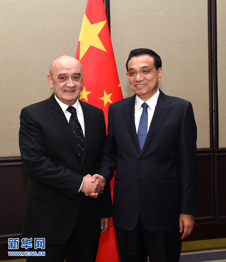 12月16日，中國國務(wù)院總理李克強在貝爾格萊德會見波黑部長會議主席貝萬達。 新華社記者 饒愛民 攝 