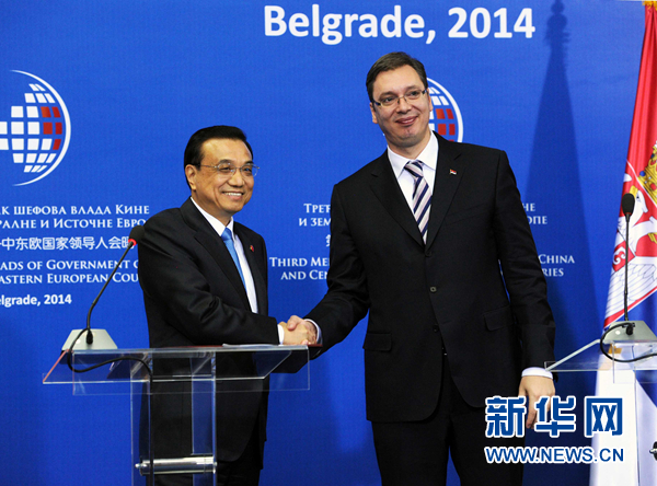 12月16日，國務(wù)院總理李克強(qiáng)在貝爾格萊德出席第三次中國-中東歐國家領(lǐng)導(dǎo)人會晤后，與塞爾維亞總理武契奇共同會見記者。 新華社記者饒愛民 攝