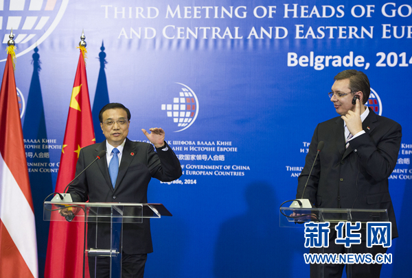 12月16日，國務(wù)院總理李克強(qiáng)在貝爾格萊德出席第三次中國-中東歐國家領(lǐng)導(dǎo)人會晤后，與塞爾維亞總理武契奇共同會見記者。 新華社記者黃敬文 攝