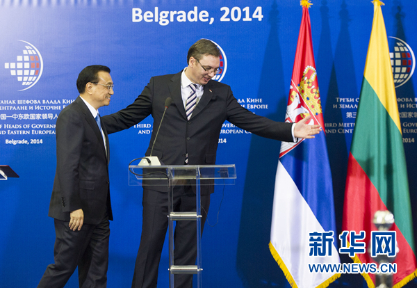 12月16日，國務(wù)院總理李克強(qiáng)在貝爾格萊德出席第三次中國-中東歐國家領(lǐng)導(dǎo)人會晤后，與塞爾維亞總理武契奇共同會見記者。 新華社記者黃敬文 攝