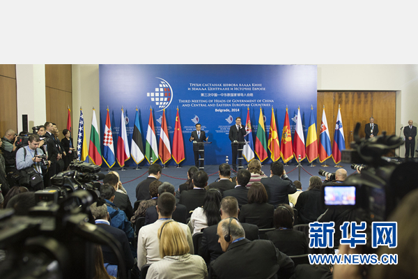 12月16日，國務(wù)院總理李克強(qiáng)在貝爾格萊德出席第三次中國-中東歐國家領(lǐng)導(dǎo)人會晤后，與塞爾維亞總理武契奇共同會見記者。 新華社記者黃敬文 攝