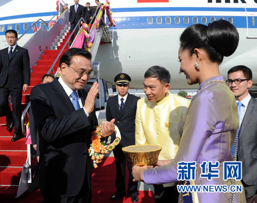 12月19日，中國國務(wù)院總理李克強抵達曼谷，出席大湄公河次區(qū)域經(jīng)濟合作領(lǐng)導人第五次會議。新華社記者饒愛民攝