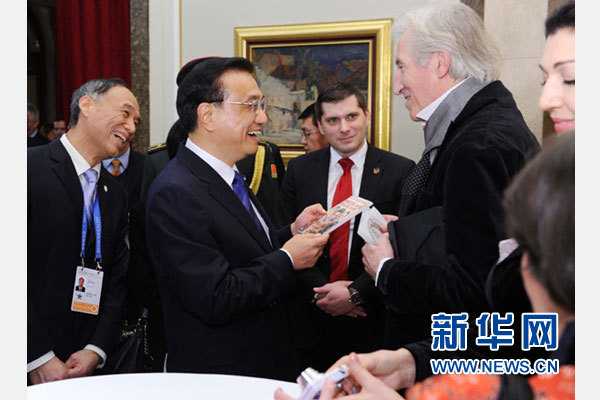 12月18日，中國(guó)國(guó)務(wù)院總理李克強(qiáng)在貝爾格萊德市政廳接受&ldquo;貝爾格萊德榮譽(yù)市民&rdquo;證書，塞爾維亞總理武契奇陪同出席。隨后，李克強(qiáng)同塞各界知名人士親切會(huì)見并互動(dòng)交流。這是李克強(qiáng)同電影《瓦爾特保衛(wèi)薩拉熱窩》的演員薩馬爾季奇親切交談。新華社記者 饒愛民 攝