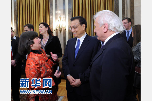 12月18日，中國(guó)國(guó)務(wù)院總理李克強(qiáng)在貝爾格萊德市政廳接受&ldquo;貝爾格萊德榮譽(yù)市民&rdquo;證書，塞爾維亞總理武契奇陪同出席。隨后，李克強(qiáng)同塞各界知名人士親切會(huì)見并互動(dòng)交流。這是李克強(qiáng)同漢學(xué)家波普&mdash;采尼奇夫婦親切交談。新華社記者 饒愛民 攝