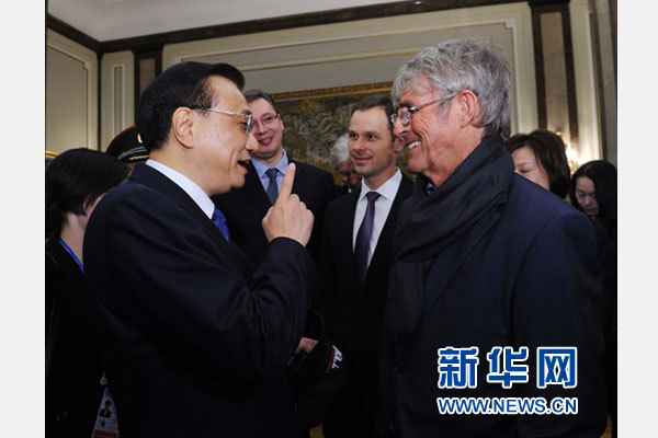 12月18日，中國(guó)國(guó)務(wù)院總理李克強(qiáng)在貝爾格萊德市政廳接受&ldquo;貝爾格萊德榮譽(yù)市民&rdquo;證書，塞爾維亞總理武契奇陪同出席。隨后，李克強(qiáng)同塞各界知名人士親切會(huì)見并互動(dòng)交流。這是李克強(qiáng)同著名足球教練米盧蒂諾維奇親切交談。新華社記者 饒愛民 攝