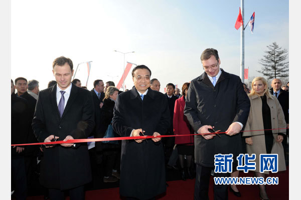 12月18日，中國國務院總理李克強在貝爾格萊德同塞爾維亞總理武契奇共同出席貝爾格萊德跨多瑙河大橋竣工儀式。這是李克強與武契奇為新建成的大橋剪彩。新華社記者 饒愛民 攝
