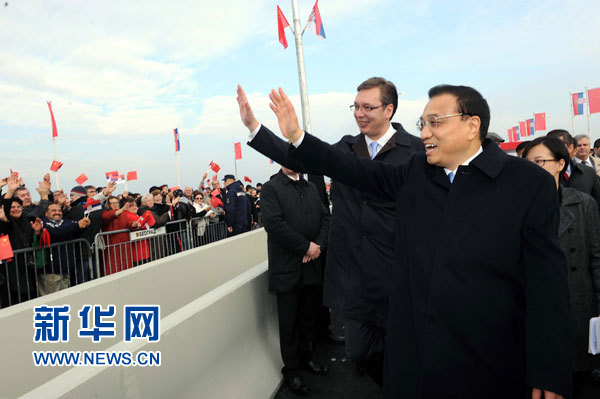12月18日，中國國務院總理李克強在貝爾格萊德同塞爾維亞總理武契奇共同出席貝爾格萊德跨多瑙河大橋竣工儀式。這是李克強與武契奇在儀式現(xiàn)場向塞爾維亞群眾揮手致意。新華社記者 饒愛民 攝