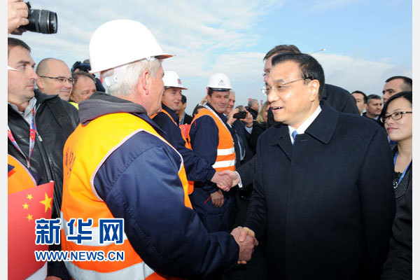 12月18日，中國國務院總理李克強在貝爾格萊德同塞爾維亞總理武契奇共同出席貝爾格萊德跨多瑙河大橋竣工儀式。這是李克強同大橋建設者親切交流。新華社記者 饒愛民 攝