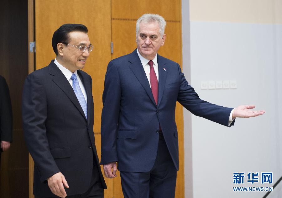 12月18日，國務(wù)院總理李克強(qiáng)在貝爾格萊德會見塞爾維亞總統(tǒng)尼科利奇。 新華社記者 黃敬文 攝 