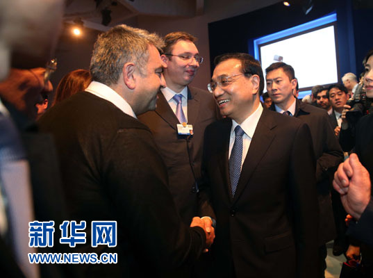 1月21日，中國國務院總理李克強在瑞士達沃斯舉行的世界經(jīng)濟論壇全會發(fā)表特別致辭并回答提問。這是李克強在致辭后同與會嘉賓親切交談。新華社記者 劉衛(wèi)兵 攝