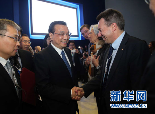 1月21日，中國國務院總理李克強在瑞士達沃斯舉行的世界經(jīng)濟論壇全會發(fā)表特別致辭并回答提問。這是李克強在致辭前同與會嘉賓親切交談。新華社記者 劉衛(wèi)兵 攝