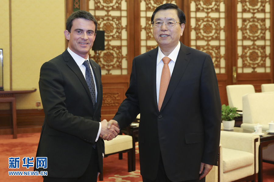 1月30日，全國(guó)人大常委會(huì)委員長(zhǎng)張德江在北京人民大會(huì)堂會(huì)見(jiàn)法國(guó)總理瓦爾斯。 新華社記者丁林 攝 