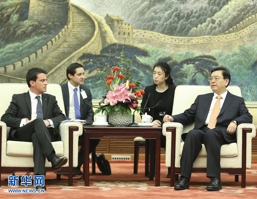 1月30日，中國(guó)全國(guó)人大常委會(huì)委員長(zhǎng)張德江在北京人民大會(huì)堂會(huì)見(jiàn)法國(guó)總理瓦爾斯。 新華社記者丁林 攝 