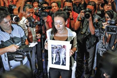 1月29日，在得知即將召開(kāi)有關(guān)MH370的發(fā)布會(huì)后，一些乘客家屬成員到場(chǎng)。