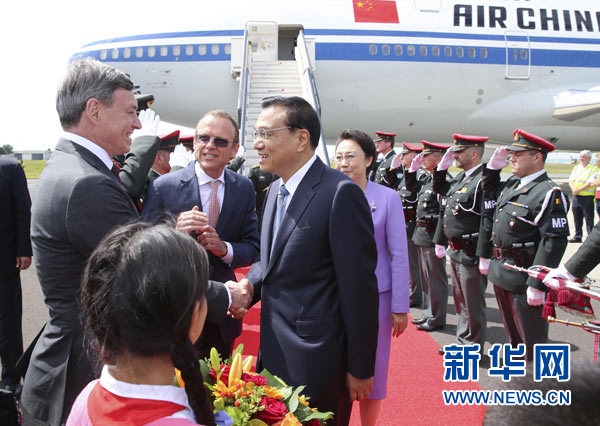當?shù)貢r間6月28日下午，經(jīng)中歐雙方商定，國務院總理李克強乘專機抵達比利時首都布魯塞爾，出席第十七次中國歐盟領導人會晤。李克強總理夫人程虹同機抵達。歐盟和比利時政府高級官員到阿貝拉格機場迎接。新華社記者 龐興雷 攝 