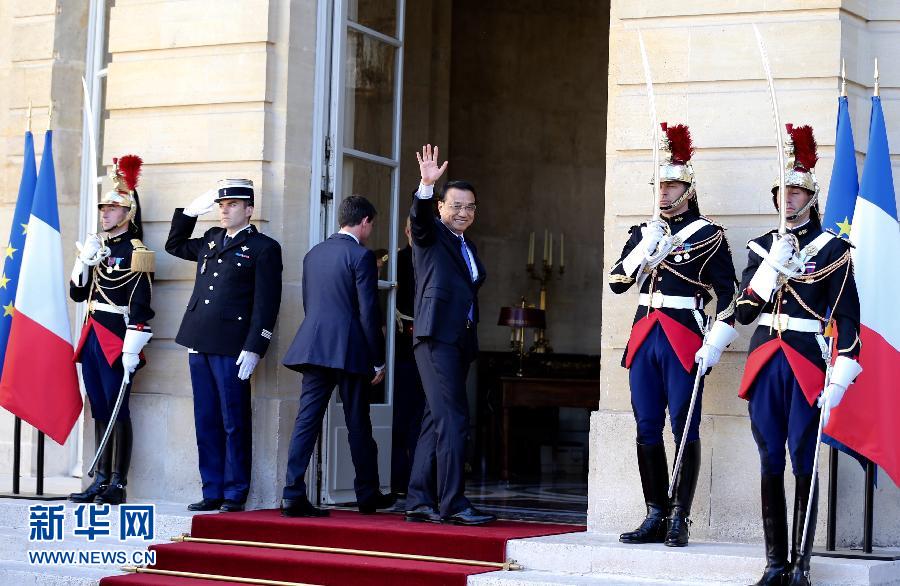 6月30日，中國國務(wù)院總理李克強在巴黎總理府同法國總理瓦爾斯舉行會談。 新華社記者 馬占成 攝