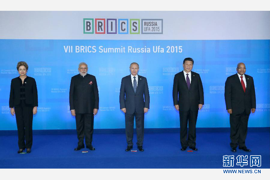 7月9日，金磚國家領(lǐng)導(dǎo)人第七次會晤在俄羅斯烏法舉行。中國國家主席習(xí)近平、俄羅斯總統(tǒng)普京、巴西總統(tǒng)羅塞夫、印度總理莫迪、南非總統(tǒng)祖馬出席。這是金磚國家領(lǐng)導(dǎo)人集體合影。新華社記者 龐興雷 攝
