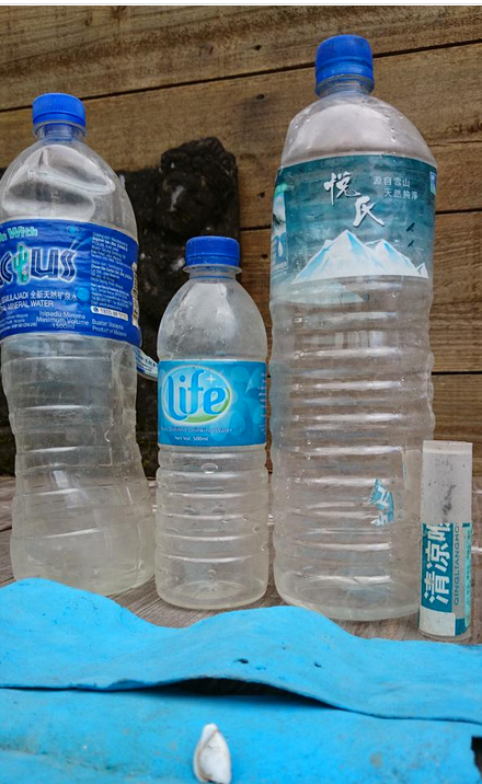 MH370之謎新證據(jù)？留尼汪島現(xiàn)兩馬來礦泉水瓶 一中國藥膏
