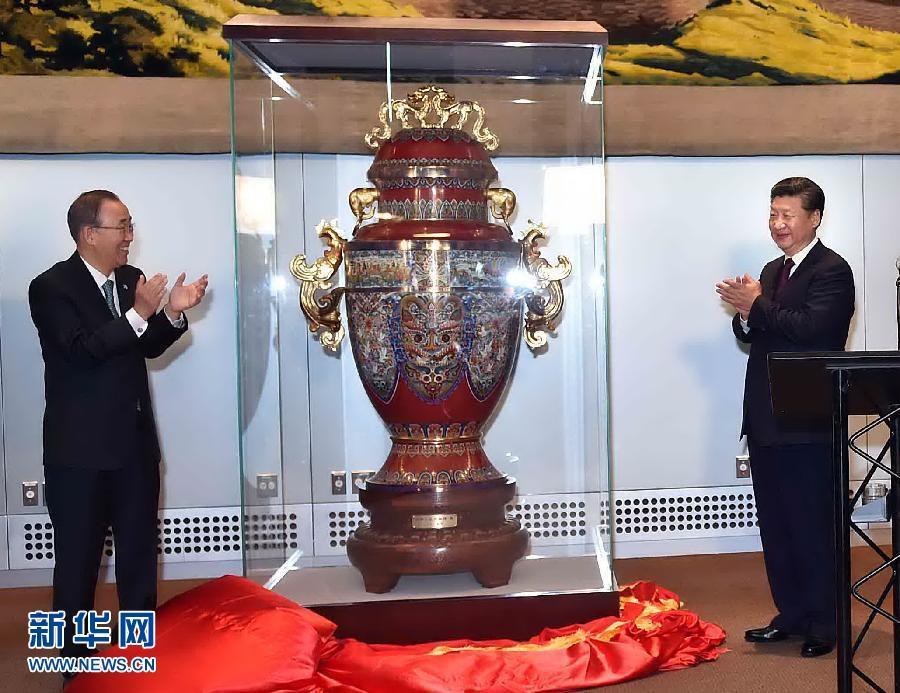 9月27日，國(guó)家主席習(xí)近平在紐約出席中國(guó)向聯(lián)合國(guó)贈(zèng)送&ldquo;和平尊&rdquo;儀式。聯(lián)合國(guó)秘書(shū)長(zhǎng)潘基文出席。 新華社記者 李濤 攝 